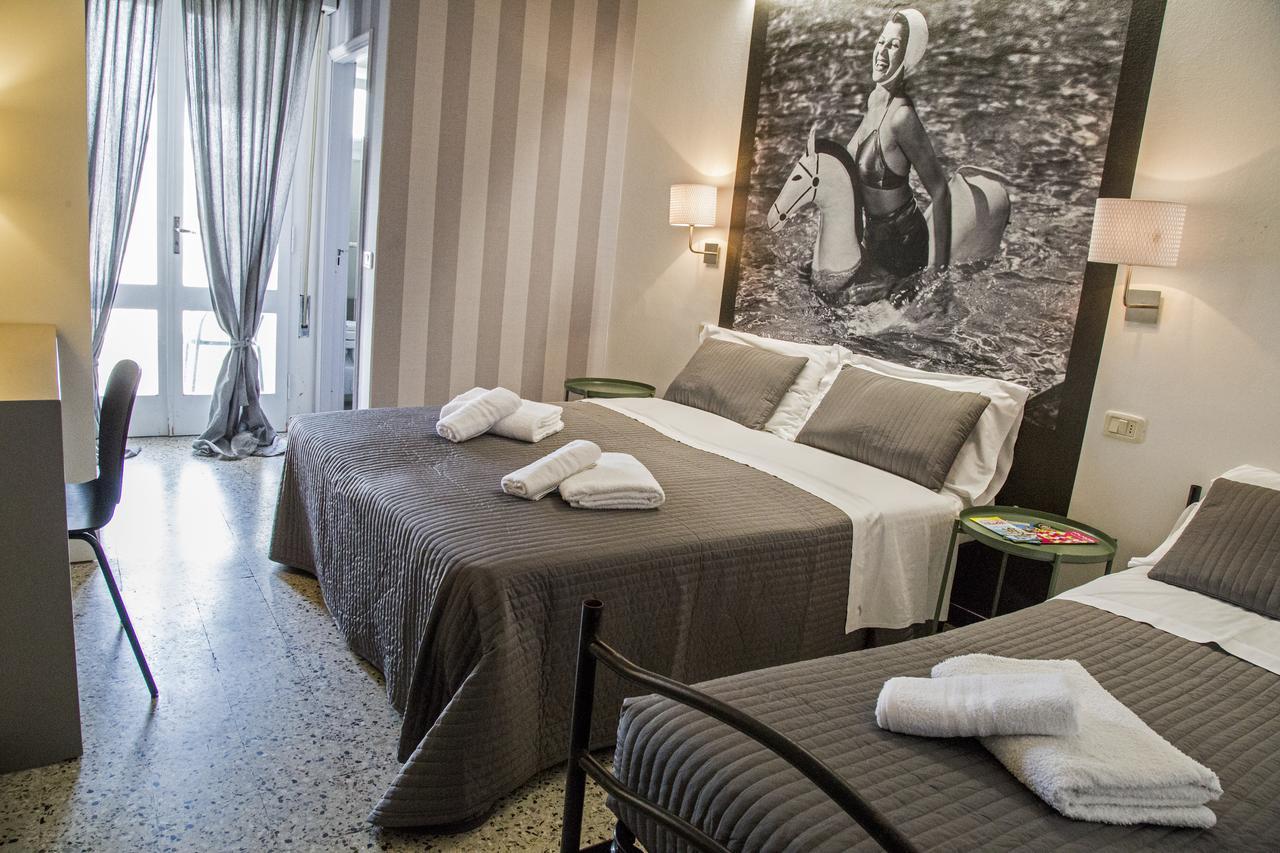 Hotel Hollywood Риччоне Екстер'єр фото